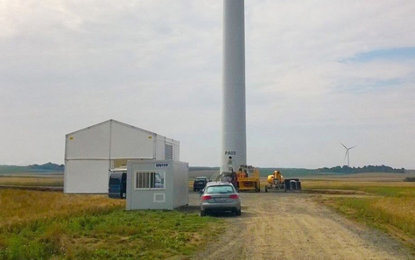 In der mobilen Halle können beschädigte Teile direkt vor Ort am Windpark wieder instand gesetzt werden.