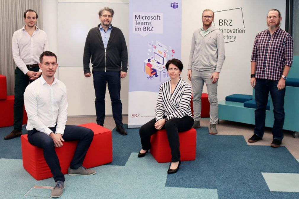 Das Projektteam in der Innovation Factory des BRZ (v.l.n.r): Vincenz Bösch (Internal IT), Julian Unger (Strategy&amp;Communications), Clemens Schertler (Leiter Internal IT), Daniela Feuersinger (Leiterin Strategy&amp;Communications), Robert Bauer (Produktmanager), René Ivankovits (Lösungsarchitekt). Foto: BRZ/Bottoni