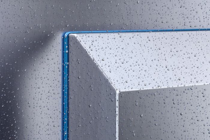 Die Dichtung zwischen Luft-Wasser-Wärmetauscher und Schaltschrank besteht aus blau eingefärbtem Silikon und lässt sich einfach austauschen.