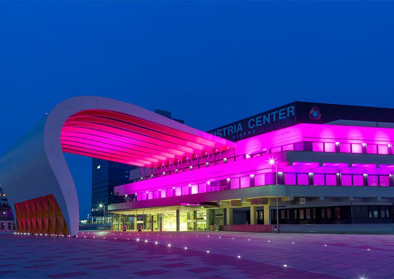 Austria Center Vienna erstrahlt am Weltmädchen-Tag pink