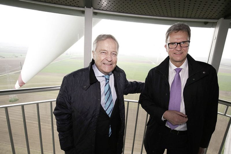 Foto: Setzen ebenfalls auf Erneuerbare: EAG-Direktor Leo Windtner und Klaus Dorninger, Energie AG Oberösterreich Power Solutions.