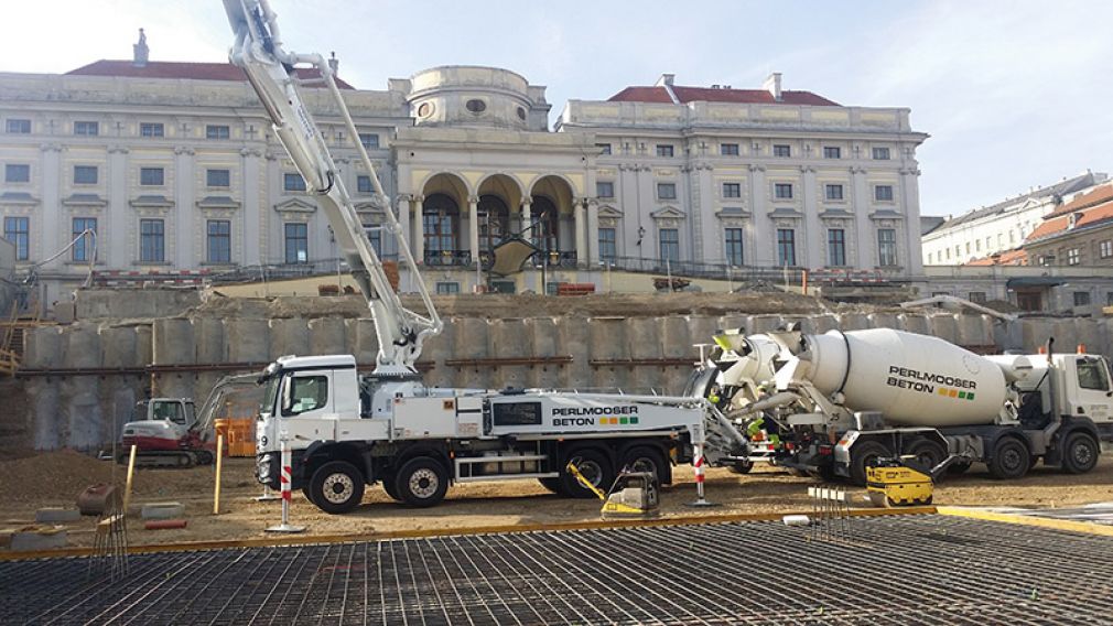 &quot;Wenn bei Festbeton alle Parameter nachgewiesen sind, kann ich auch außerhalb genormt festgelegter Kennwerte Beton gestalten. Dazu werden derzeit Richtlinien erarbeitet&quot;, sagt Michael Piller, Betoningenieur und Leiter Betontechnologie &amp; Zentrallabor bei Perlmooser Beton.