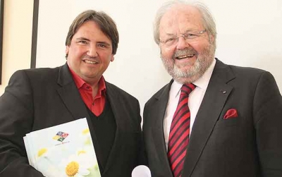 Hans-Werner Frömmel, Bundesinnungsmeister Bau, und Josef Muchitsch, Bundesvorsitzender der Gewerkschaft Bau-Holz, machen gute Miene zum bösen Spiel, fordern aber von der Bundesregierung, das Koalitionspapier nicht zum Ladenhüter verkommen zu lassen.   