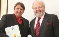 Hans-Werner Frömmel, Bundesinnungsmeister Bau, und Josef Muchitsch, Bundesvorsitzender der Gewerkschaft Bau-Holz, machen gute Miene zum bösen Spiel, fordern aber von der Bundesregierung, das Koalitionspapier nicht zum Ladenhüter verkommen zu lassen.   