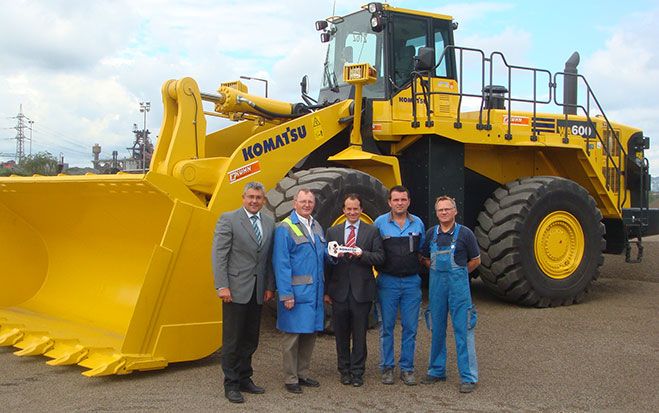 Herbert Kreiseder (Kuhn), Rudolf Maringer (voestalpine Werkstoff- Zentrum) und Stefan Kuhn mit Fahrer Christoph Stadlbauer und Partieführer Josef Wöckinger bei der Übergabe des Komatsu WA600-6.