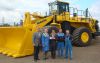 Herbert Kreiseder (Kuhn), Rudolf Maringer (voestalpine Werkstoff- Zentrum) und Stefan Kuhn mit Fahrer Christoph Stadlbauer und Partieführer Josef Wöckinger bei der Übergabe des Komatsu WA600-6.