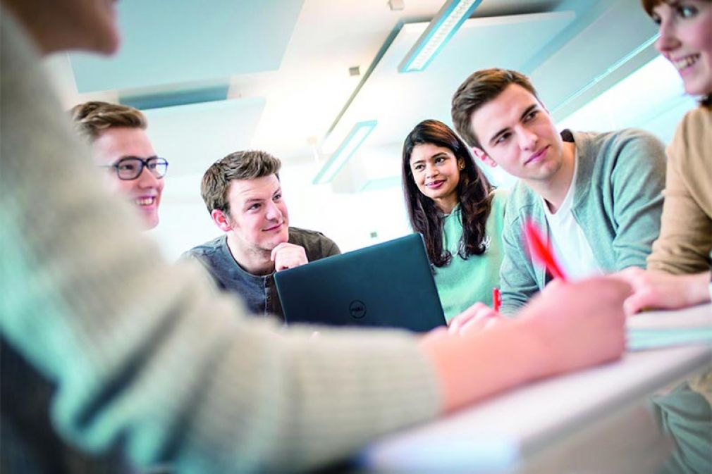 Foto: In der Beckhoff-Summer-School-Woche erlernen IT- und programmierbegeisterte Jugendliche aus erster Hand grundlegende Programmierkenntnisse, oder auch bei entsprechenden Vorkenntnissen diese zu vertiefen.