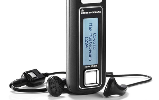 (Foto: Rhode &amp; Schwarz SIT) Das Smartphone kann jederzeit getauscht werden, ohne Änderungen beim Krypto-Headset vornehmen zu müssen.