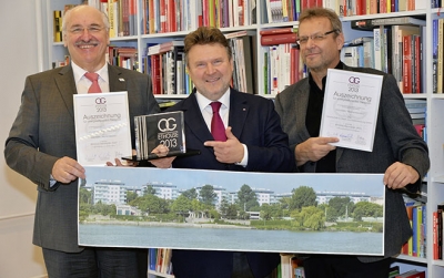 Freude über den ETHOUSE Award für die innovative Sanierung des Gemeindebaus Kapaunplatz 7: (v.l.) Wiener-Wohnen-Direktor Josef Neumayer, Stadtrat Michael Ludwig und der Architekt des Projekts, GSD-Geschäftsführer Werner Rebernig.