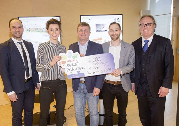 Foto: Die Studierenden überzeugten mit ihrem Projekt: Studiengangsleiter Thomas Reiter, Studentin Nadine Huber, Gerald Geiger von SPAR, Student Alexander Seiwald und FH-Rektor Gerhard Blechinger.