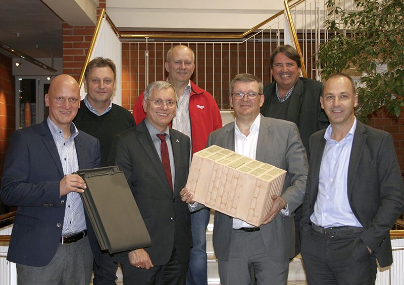 Foto: Franz Kolnerberger (Vorstand TONDACH Österreich), Franz Oswald (Leiter Produktion TONDACH Gleinstätten AG), BM Alois Stöger, Karl Heinz Zirngast (Betriebsratsvorsitzender TONDACH Gleinstätten AG), Mag. Christian Weinhapl (Geschäftsführer Wienerberger Österreich), NR Josef Muchitsch, Mag. Gerhard Hanke (Vorstand TONDACH AG).