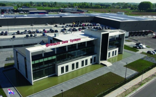 HDS-Auslieferungszentrum in Zaltbommel, Niederlande. Der Gebäudekomplex verfügt über 6.200 Solarmodule und ist energieneutral konzipiert. Mithilfe des Solarkraftwerks kann er genauso viel Energie abgeben, wie er aufnimmt.