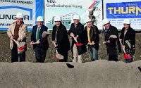 Spatenstich für die Großwäscherei: Andreas Philipp, GF Salesianer Miettex, Josef Unger, Eigentümer Unger Steel Group, Walter Huber, Tilak Textilservice, Thomas Krauschneider, Eigentümer Salesianer Miettex, Baumeister Franz Thurner, Kurt Heel, Bürgermeister von Inzing, und Peter Draxl, Gemeinde Inzing.