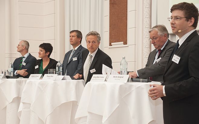 Ein Prominent besetztes Podium diskutierte über die Rohstofflager der Zukunft. Foto: Milena Krobath