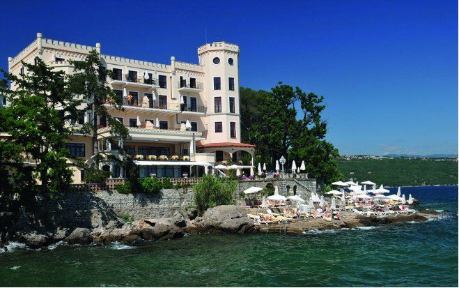 Die Neptun-Villa ist das Herzstück des aus vier Villen und einer großzügigen Parkanlage bestehenden Hotels Miramar.