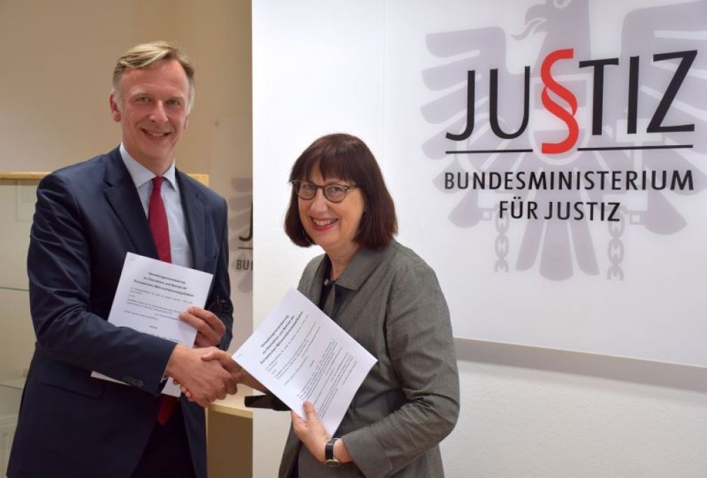 Michael Schwanda, Sektionschef im österreichischen  Justizminsterium mit Martina Gerlach, die Berliner Staatssekretärin für Justiz.