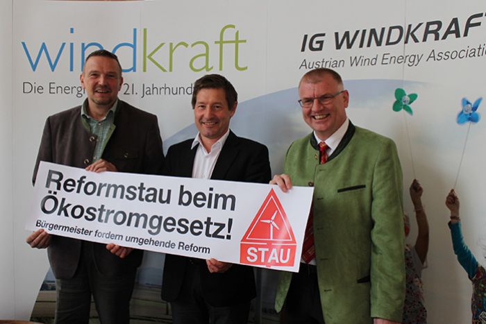  v. li. n. re: Franz Werdenich (Bürgermeister von Potzneusiedl), StefanMoidl (Geschäftsführer der IG Windkraft), Herbert Mihaly (Bürgermeister von Au am Leithagebirge)