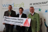  v. li. n. re: Franz Werdenich (Bürgermeister von Potzneusiedl), StefanMoidl (Geschäftsführer der IG Windkraft), Herbert Mihaly (Bürgermeister von Au am Leithagebirge)