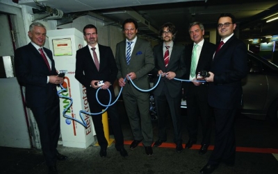 Kelag, Salzburg AG, illwerke vkw und Wien Energie vernetzen ihre Ladestationen und öffnen so die Infrastruktur für Elektroautos wie den BMW i3. Bild v.l.n.r.: Robert Grüneis (Wien Energie), Marcus Krieg (BMW), Dietmar Emich (ElectroDrive Salzburg), Christian Eugster (illwerke vkw), Hermann Egger (Kelag), Andreas Pfeiffer (Hubject).
