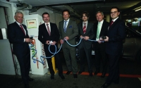 Kelag, Salzburg AG, illwerke vkw und Wien Energie vernetzen ihre Ladestationen und öffnen so die Infrastruktur für Elektroautos wie den BMW i3. Bild v.l.n.r.: Robert Grüneis (Wien Energie), Marcus Krieg (BMW), Dietmar Emich (ElectroDrive Salzburg), Christian Eugster (illwerke vkw), Hermann Egger (Kelag), Andreas Pfeiffer (Hubject).
