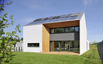 Lumar Active House: Der Prototyp eines Einfamilienhauses in Holzriegel-Leichtbauweise mit Trockenestrich, Gipskartonsystemen, Feuerschutzplatten, Rigips Climatop-System für die Wand- und Deckenheizung. Das Schlafzimmer im ersten Stock wurde mit Rigips Climafit Protekto mit Strahlenschutz ausgeführt.
