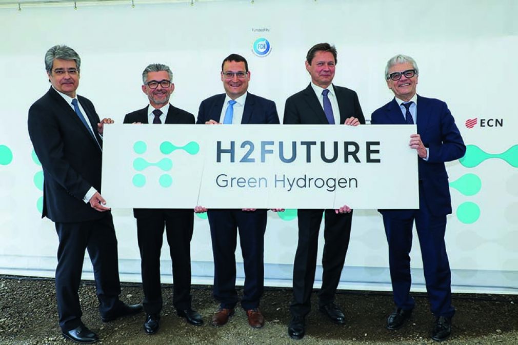 Foto: Bau der weltweit größten Pilotanlage zur Herstellung von grünem Wasserstoff: die Projektpartner Wolfgang Hesoun, Siemens; Herbert Eibensteiner, voestalpine; Bart Biebuyck, FCH JU; Wolfgang Anzengruber, Verbund, und Wolfgang Eder, voestalpine.