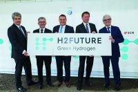Foto: Bau der weltweit größten Pilotanlage zur Herstellung von grünem Wasserstoff: die Projektpartner Wolfgang Hesoun, Siemens; Herbert Eibensteiner, voestalpine; Bart Biebuyck, FCH JU; Wolfgang Anzengruber, Verbund, und Wolfgang Eder, voestalpine.