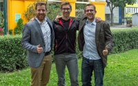 Christian Häfner, FastBill CMO, Xeer-Gründer Michael Hofbauer, und René Maudrich, FastBill CEO, besiegeln Übernahme.