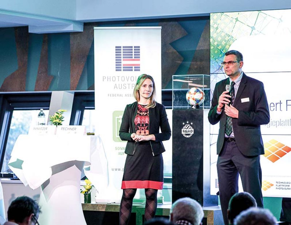 Foto: PVA-Geschäftsführerin Vera Immitzer und Hubert Fechner, Obmann der Österreichischen Technologieplattform Photovoltaik, leiteten die Tagung im Allianz Stadion in Wien.