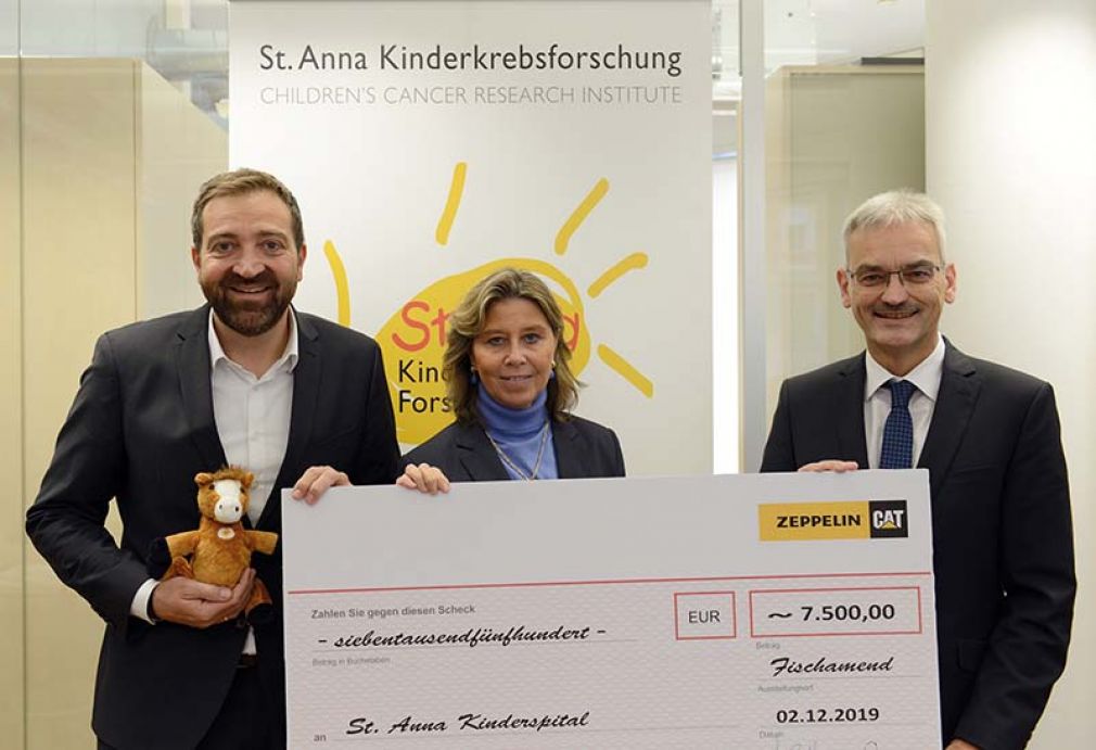 Foto: Stephan Bothen, Andrea Prantl und Michael Härtel bei der Übergabe des symbolischen Schecks. 