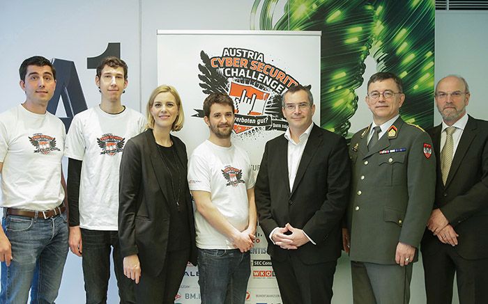 Starten Wettbewerb: Joe Pichlmayr, Ikarus Security Software; die Gewinner 2015 Dominic Rogetzer und Aron Molnar mit Staatssekretärin Sonja Steßl; Armin Sumesgutner, A1 Telekom; Oberst Walter Unger, Abwehramt; und Christian Kollmitzer, FH Technikum Wien.