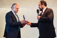 Viktorio Malisa, Präsident des Fördervereins der Automation und Robotik, überreicht Josef Kranawetter den Partnerpreis des F-AR.