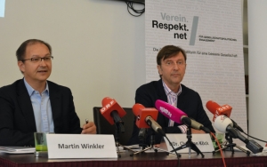 Martin Winkler (li.) und Christian Köck von Respekt.net fordern Steuergerechtigkeit.
