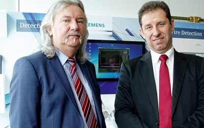 »Wir finanzieren unsere Investitionen durch einen Teil der erreichten Einsparungen«, sagt Karl Helm, Leiter Total Building Solutions (l.) bei Siemens.