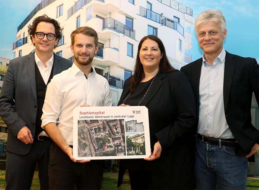 Foto: v.l.n.r.: Bezirksvorsteher Markus Reiter, Gemeinderat Peter Kraus, Wohnbaustadträtin Kathrin Gaal und Bezirksvorsteher-Stellvertreter Gallus Vögel.