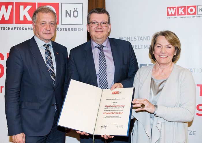 von l.n.r. Dr. Franz Wiedersich (Direktor Wirtschaftskammer NÖ), KommR Mag. Christian Weinhapl (Geschäftsführer Wienerberger Ziegelindustrie), KommR Sonja Zwazl (Präsidentin Wirtschaftskammer NÖ)