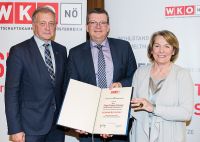 von l.n.r. Dr. Franz Wiedersich (Direktor Wirtschaftskammer NÖ), KommR Mag. Christian Weinhapl (Geschäftsführer Wienerberger Ziegelindustrie), KommR Sonja Zwazl (Präsidentin Wirtschaftskammer NÖ)