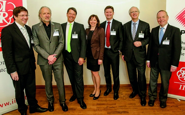 Jarka Kirschner, IIR (Mitte), mit Martin Szelgrad, Peter Sinowatz, Gerhard ­Marterbauer, Philipp Elkuch, Franz Hofbauer und Günther Brauner.