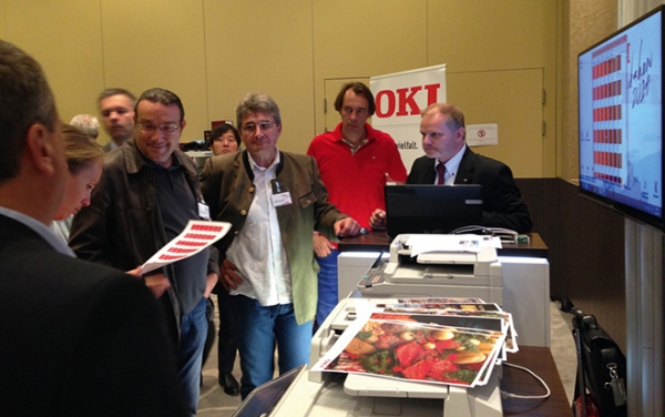 OKI zeigte Partnern und Journalisten eine ganze Palette neuer Hard- und Software für Unternehmen .