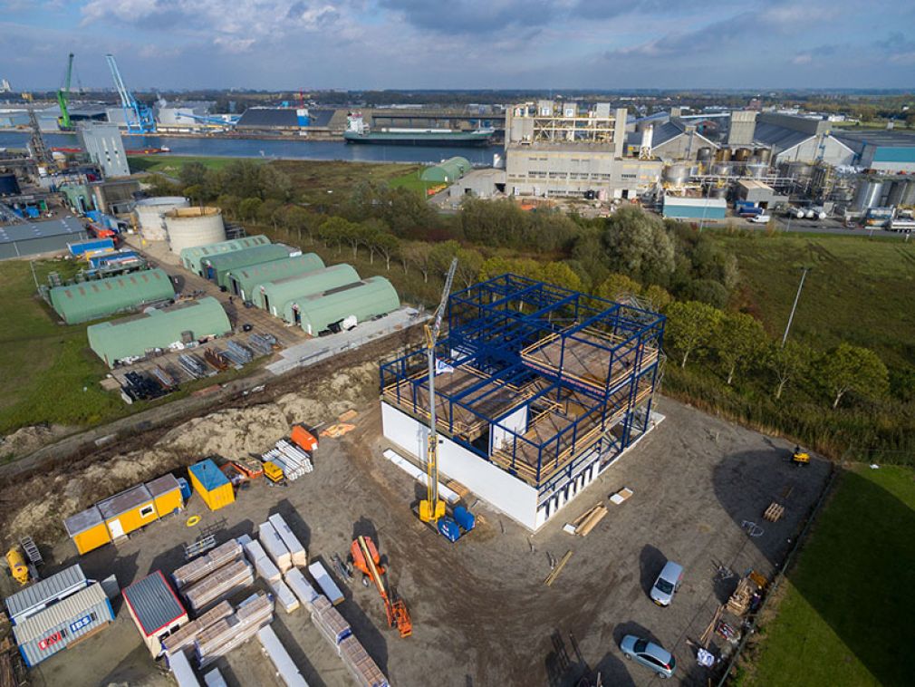 Im holländischen Terneuzen entsteht Europas erste Referenzanlage für eine lösemittelbasierte Aufbereitung von expandiertem Polystyrol (EPS) und extrudiertem Polystyrol (XPS). Bildquelle: PolyStyreneLoop