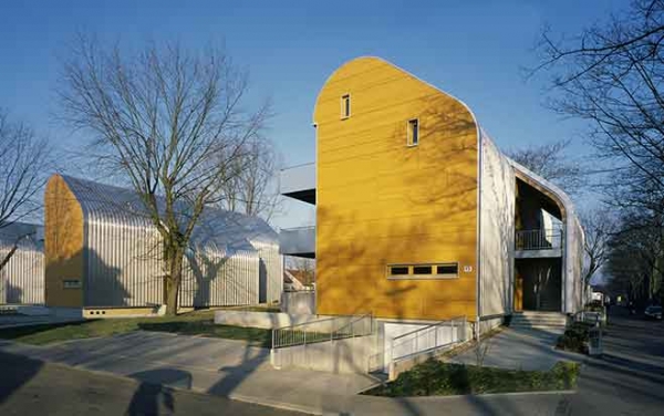 Die vorgehängte hinterlüftete Fassade (VHF) ist weiter auf dem Vormarsch. Auch der bekannte deutsche Architekt Ralf Petersen schätzt die Vorzüge der VHF, wie er beim Architekturfestival Turn-on erklärte. 