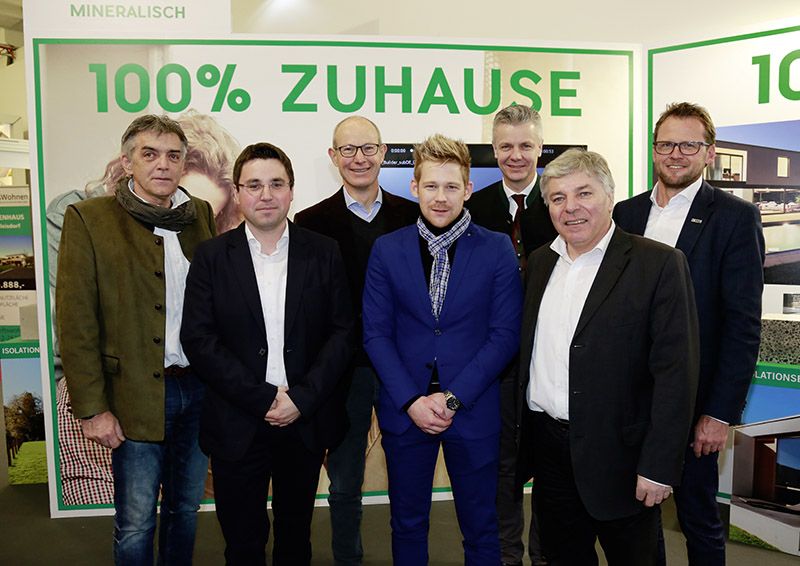 Foto: Lafarge CEO Antoine Duclaux (3.v.l.) und Marketing-Chef Gernot Tritthart (3.v.r.) gemeinsam mit den Partner bei der erfolgreichen Premiere von 100% HAUS auf der Häuslbauermesse Graz. 