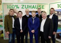Foto: Lafarge CEO Antoine Duclaux (3.v.l.) und Marketing-Chef Gernot Tritthart (3.v.r.) gemeinsam mit den Partner bei der erfolgreichen Premiere von 100% HAUS auf der Häuslbauermesse Graz. 
