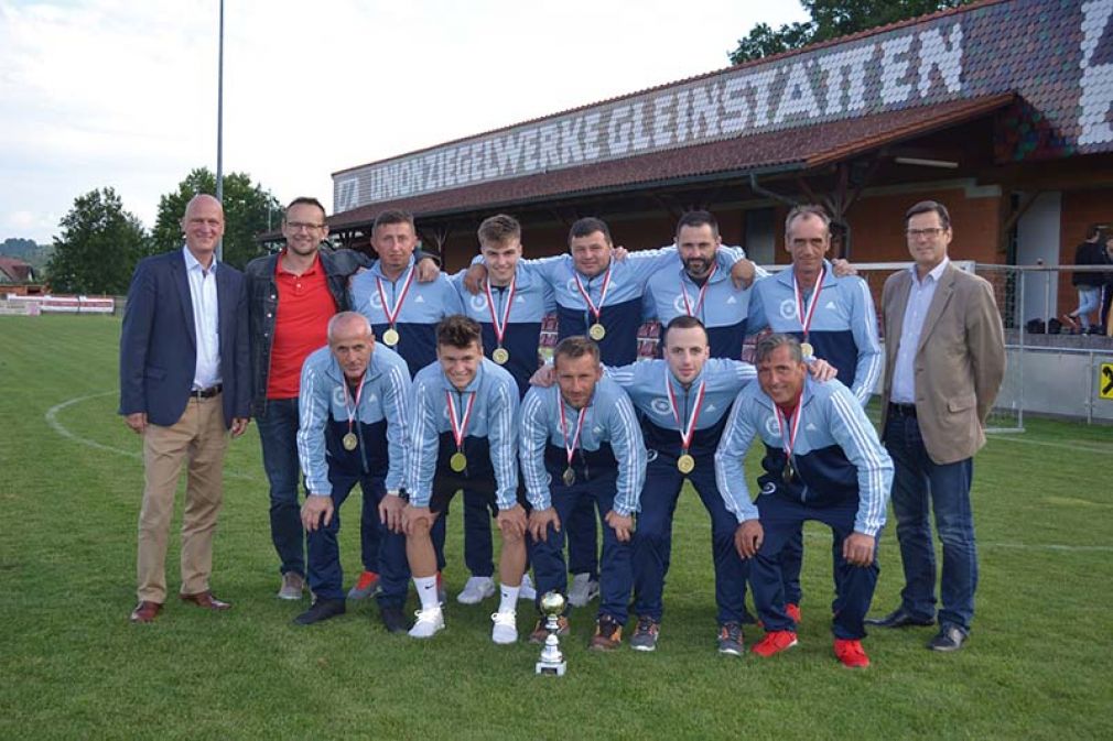 Foto: Franz Kolnerberger (links), Verkaufsmitarbeiter Michael Schinagl (in Rot) sowie Regionsleiter Max Reinthaler (rechts) gratulierten dem Sieger-Team von Ideal Bau. 