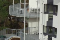 Eingestreuter Quarzsand sorgt für eine rutschhemmende Wirkung des Balkon-Abdichtungssystems Triflex BTS-P. (Foto: Triflex)