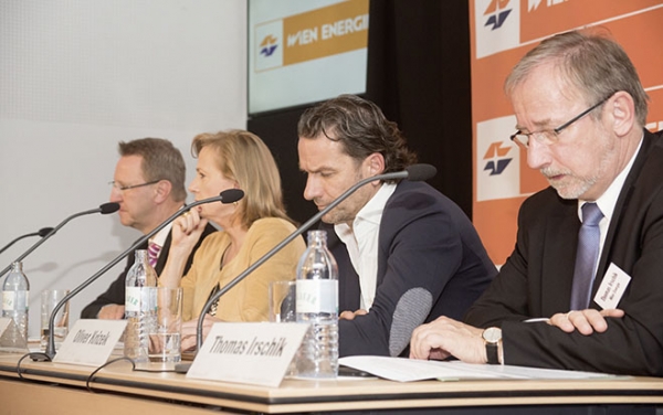 Foto: Diskussion zu Arbeitgeberattraktivität und Markt. Gerhard Novak, Partner bei Anova HR-Consulting; Manuela Vollmann, Geschäftsführerin abz*austria; Oliver Krizek, Gründer NAVAX Unternehmensgruppe, und Thomas Irschik, Geschäftsführer Wien Energie.