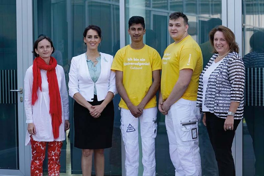 Foto: Ingrid Janker, Geschäftsführerin der Knauf GmbH, und die Salzburger Landesrätin für Bildung Maria Hutter mit den beiden österreichischen Trockenbauern Ajay Kumar und Dominik Grgic, die in der Endabrechnung auf Platz 10. landeten. 