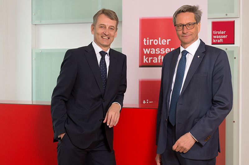 Foto: Tiwag- Vorstandsvorsitzender Erich Entstrasser mit Aufsichtsratschef Reinhard Schretter (re.)