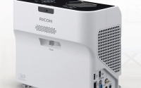 Der Ultra-Kurz­distanz-Projektor von Ricoh bringt ein Gewicht von drei ­Kilogramm auf die Waage.