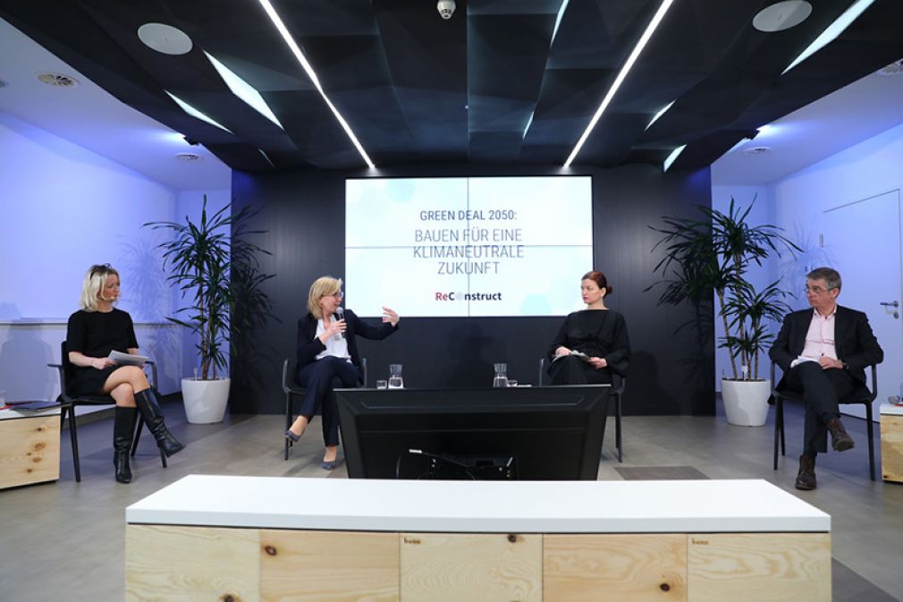 Moderatorin Kathrin Gulnerits, (Chefredakteurin News), Leonore Gewessler, Bundesministerin für Klimaschutz, Umwelt, Energie, Mobilität, Innovation und Technologie), Renate Hammer (Geschäftsführende Gesellschafterin am Institute of Building Research &amp; Innovation)  Christian Egenhofer (Leiter des Energy and Climate Programme am Center for European Policy Studies)